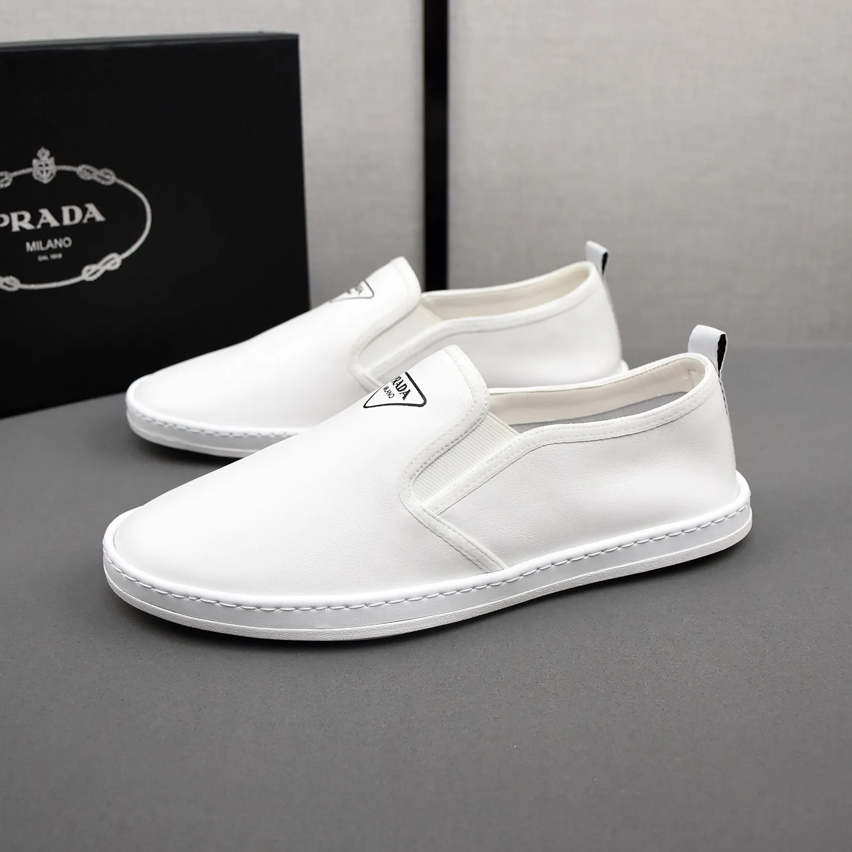 PP380👟👟👟Prada [Prada] Soft-soled and soft-surface casual leather shoes. The uppers are made of comfortable and soft first-layer cowhide and super-soft rubber outsole. Men's size 38-44.